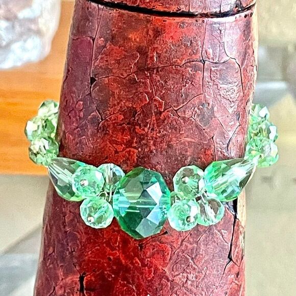 Green beaded  glass bracelet on stretchy cord - Picture 6 of 10